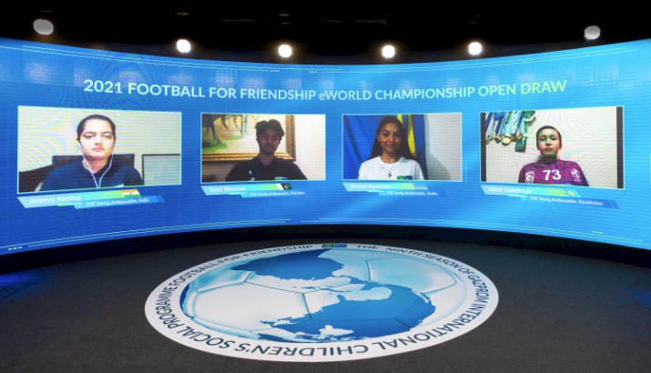 F&uuml;r junge Leute aus aller Welt (hier aus Indien, Pakistan, Aruba und Kasachstan) ist Football for Friendship jedes Jahr ein gro&szlig;es Erlebnis (Foto: F4F)