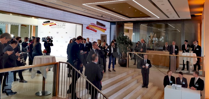 Warten auf die Ankunft der Staatsoberhäupter in der Bertelsmann Repräsentanz Berlin