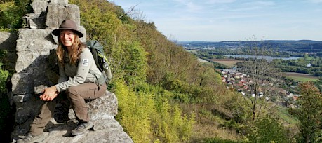 Rangerin Katja auf der Burgruine Bramberg