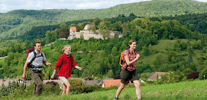 Wanderer im Naturpark Haßberge, Schlossberg Königsberg i.Bay. ©FrankenTourismus/HAS/Hub