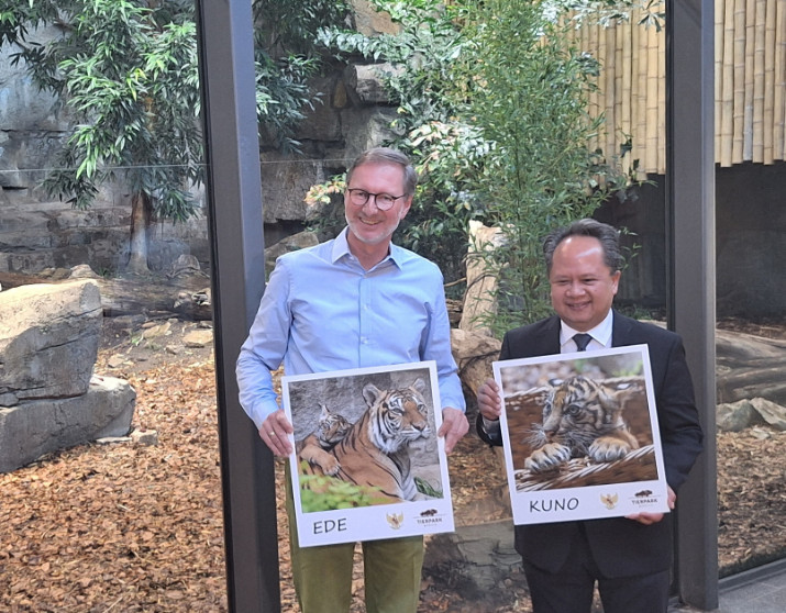zoo-_und_tierpark-direktor_dr_andreas_knieriem_und_der_stellv__botschafter_indonesiens_fajar_wirawan_harijo.jpg