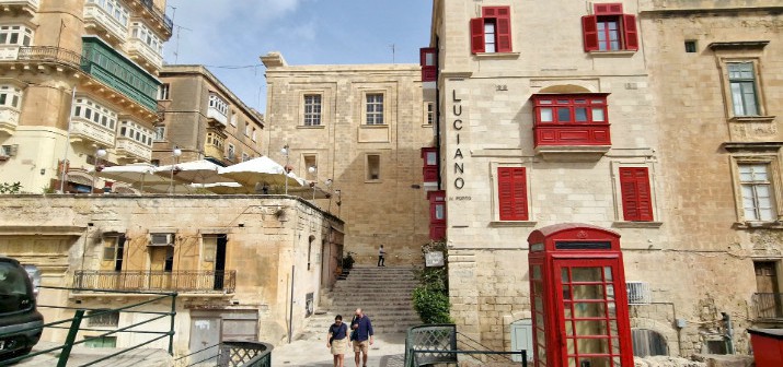 Britisches Erbe in Valletta: Rote Telefonzellen