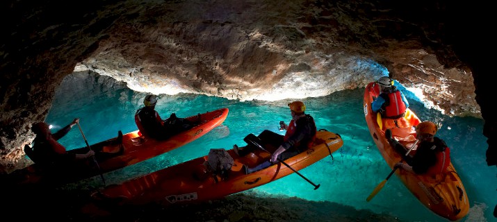 Mit dem Kajak in der verlassenen Mine von Peca, Koroška, Slowenien
