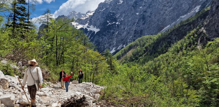 Hinauf zum Rinka-Wasserfall in den Steiner Alpen, Savinjska, Slowenien
