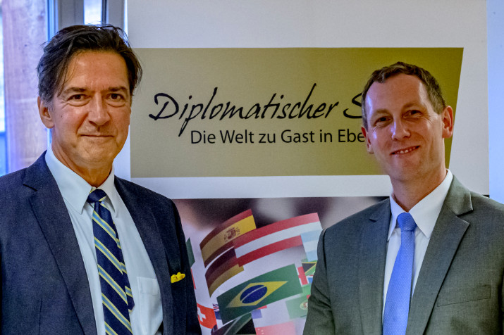 Finnlands Botschafter Kai Sauer (links) mit Martin Hoeck, Vorsitzender der Hoeck-Stiftung